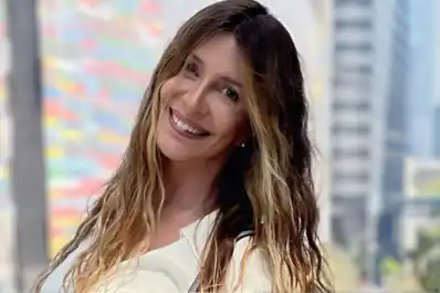 Así luce Mónica Ayos a los 54 años: posó en bikini desde la pileta y sorprendió en las redes