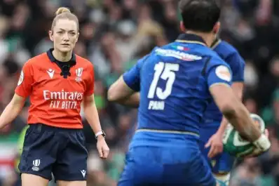 Una mujer arbitrará a Los Pumas: Hollie Davidson dirigirá el partido ante Francia en el Stade de France