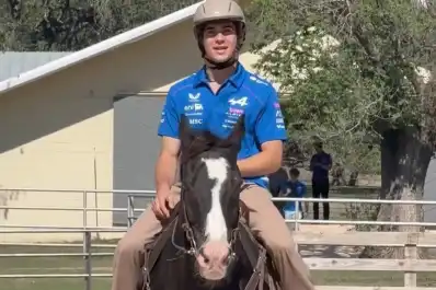 En un rancho y montado sobre un caballo, Franco Colapinto se prepara para el GP de Estados Unidos
