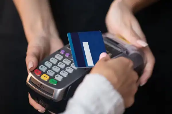 ¿Efectivo, transferencia o tarjeta? La guía para elegir cómo pagar y no terminar pagando de más
