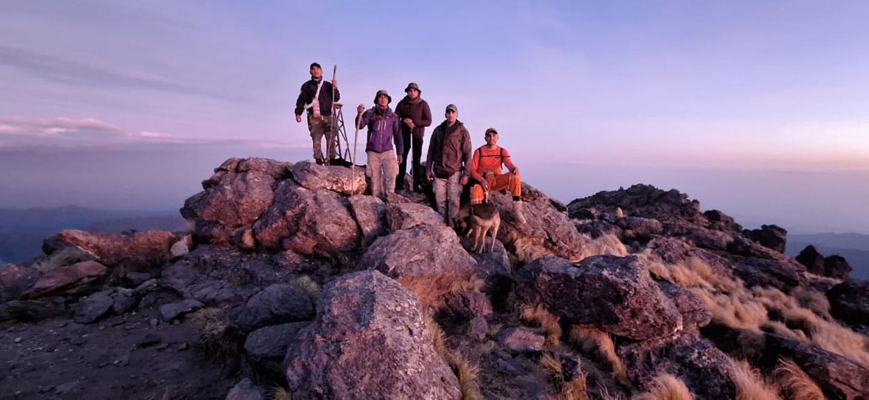 CIMA. Parte del grupo de rescate que  acampa en la cumbre del Ñuñorco.