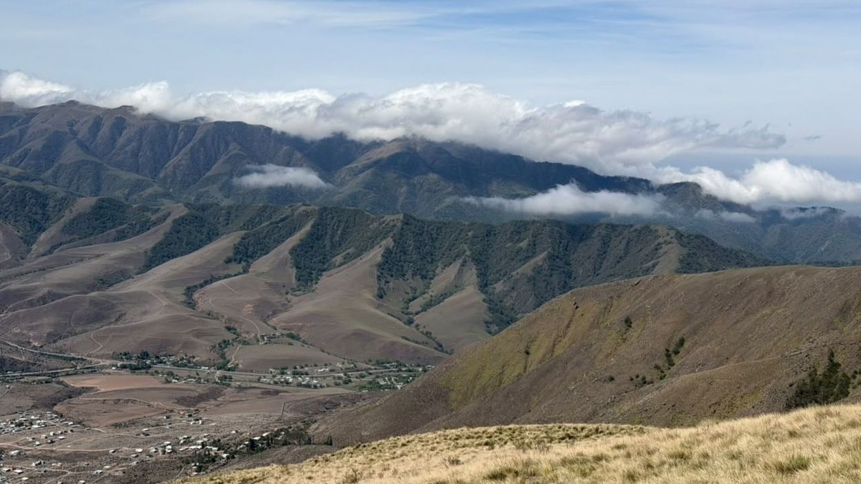 VISTAS MAJESTUOSAS. La montaña, las nubes y un cielo infinito.