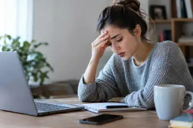 ¿Olvidos y falta de concentración? Las alertas de la niebla mental y qué recomiendan los expertos