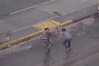 Video: se negó a pagar a dos cuidacoches, lo atacaron y se defendió con un cinturón