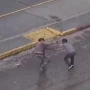 Video: se negó a pagar a dos cuidacoches, lo atacaron y se defendió con un cinturón