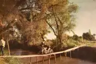 Recuerdos fotográficos: 1998. Cruzando sobre un puente inestable en Los Arrieta