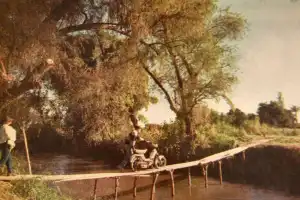 Recuerdos fotográficos: 1998. Cruzando sobre un puente inestable en Los Arrieta