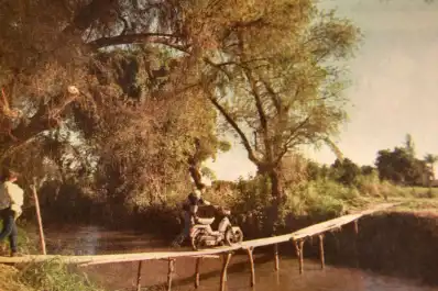 Recuerdos fotográficos: 1998. Cruzando sobre un puente inestable en Los Arrieta
