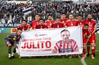 Bandera, brazaletes negros y un minuto de silencio: el emotivo homenaje de San Martín a Julio Coronel