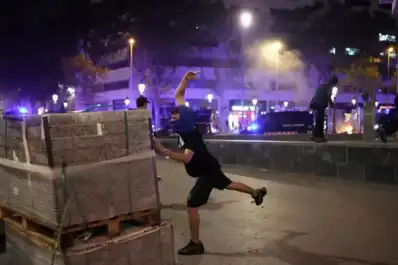 Disturbios en Barcelona: una protesta juvenil terminó con saqueos, incendios y enfrentamientos con la Policía