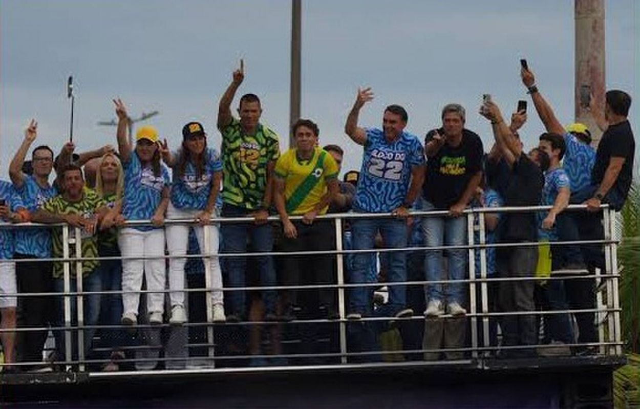 BOLSONARO. El senador reunió a sus seguidores en Río de Janeiro, donde eligió las playas de Barra da Tijuca. afp