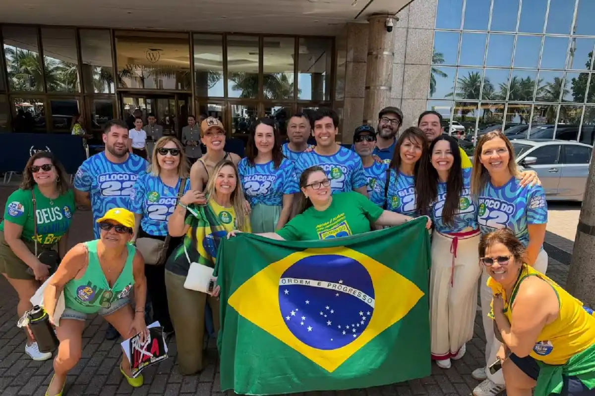 Doce diputados libertarios viajaron a Brasil para respaldar a Flavio Bolsonaro y esperan los resultados en Río de Janeiro