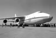 Recuerdos fotográficos: 1994. El pesado avión Antonov, demorado por el calor tucumano