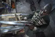 “Espadas” medievales forjadas en un taller tucumano