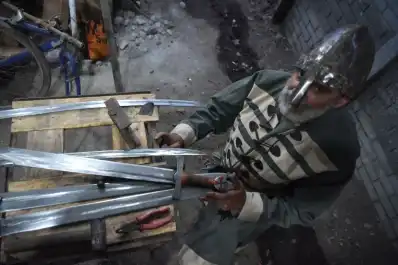 “Espadas” medievales forjadas en un taller tucumano