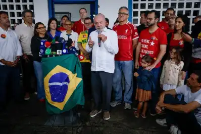 Lula votó y acusó a Bolsonaro de querer gobernar Brasil con la bandera de EEUU