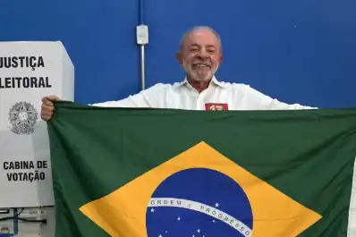 Lula da Silva ganó un histórico balotaje a Flávio Bolsonaro y asumirá un cuarto mandato en Brasil