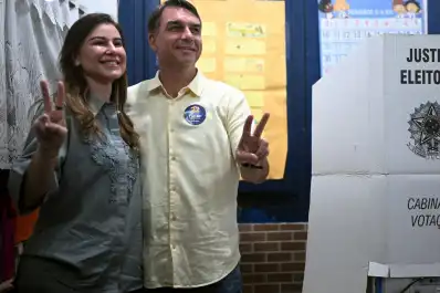 Elecciones en Brasil: Flávio Bolsonaro votó y pidió un cambio de verdad