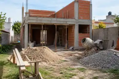 Vivieron 27 años en un terreno de la madre, construyeron una casa y deberán irse: cobrarán $21 millones