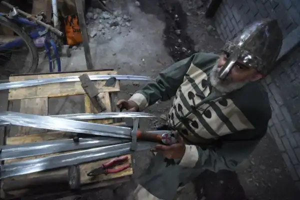 “Espadas” medievales forjadas en un taller tucumano