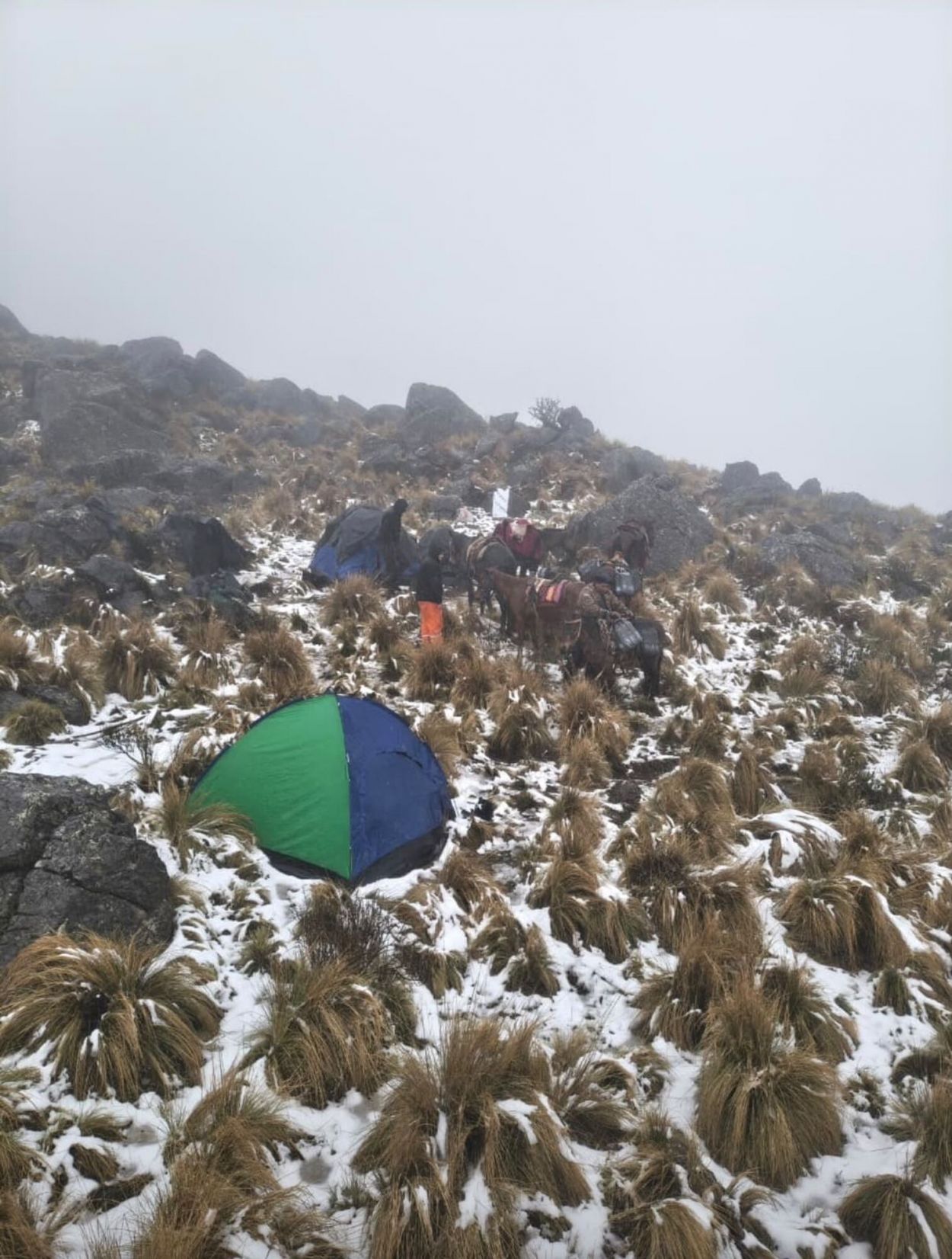HELADO. La zona del campamento base fue afectada por una nevada.