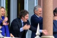 Milei hizo el gesto viral de “six seven” desde el balcón de la Casa Rosada junto a su Gabinete