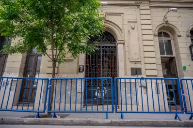 Restringen el paso peatonal frente a la Biblioteca Alberdi por el riesgo de desprendimientos