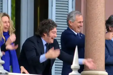 Milei hizo el gesto viral de “six seven” desde el balcón de la Casa Rosada junto a su Gabinete