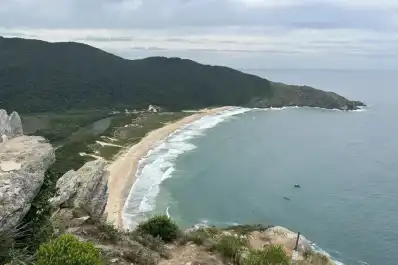 Cómo llegar a Lagoinha do Leste, la playa virgen de Florianópolis a la que se llega caminando entre la selva