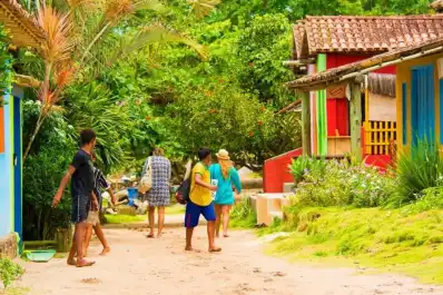 Cómo llegar a Caraíva: el pueblo brasileño al que no se puede entrar en auto