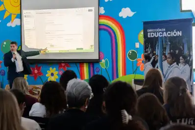 Docentes municipales se capacitan en el uso de SMT EstudIA, nueva plataforma educativa basada en inteligencia artificial