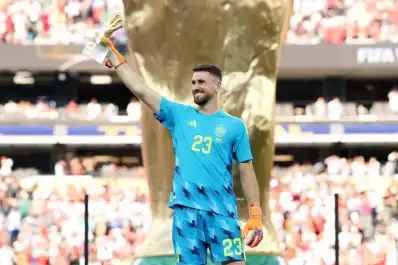 Balón de Oro 2026: Dibu Martínez perdió el Trofeo Yashin ante Unai Simón, elegido mejor arquero del mundo