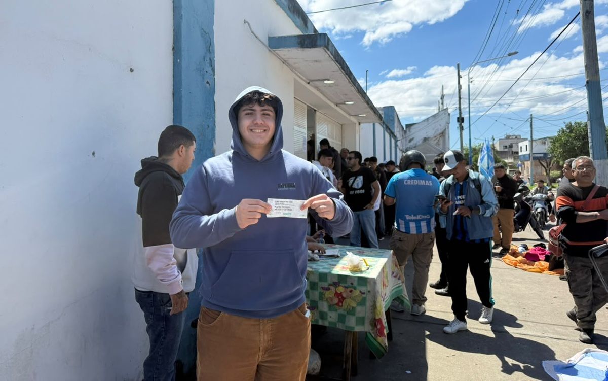 ILUSIÓN EN MANO. Mauro Mulky llegó al Monumental a las 7.30 y fue uno de los primeros en conseguir su entrada para la semifinal ante Platense. “Ayer me costó dormir”, confesó.
