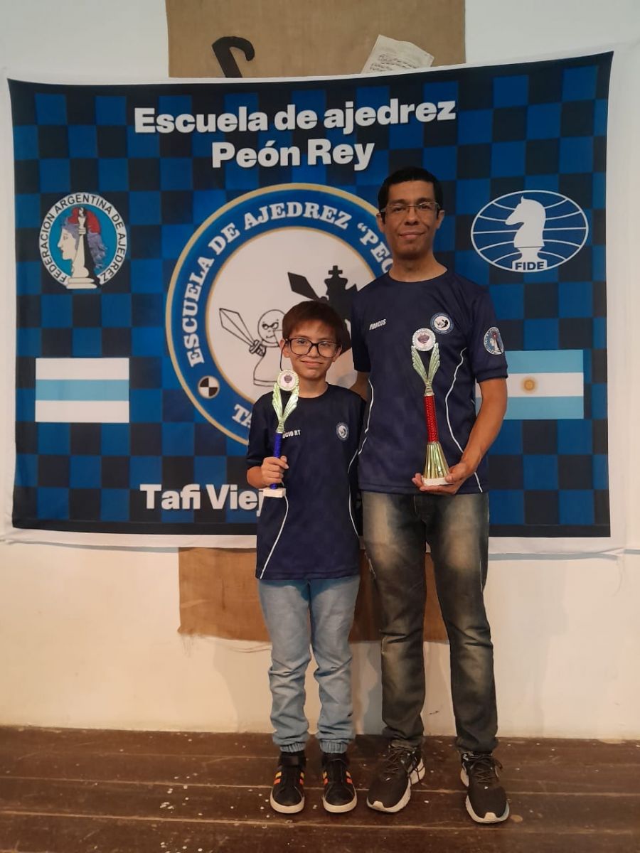 Lucio Rodríguez Terraza junto a su entrenador, Marcos Languidey, en la escuela de ajedrez Peón Rey, de Tafí Viejo, donde se prepara para afrontar nuevos desafíos. 