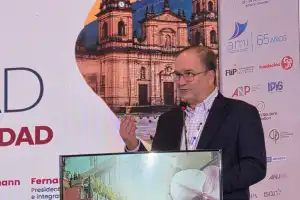 Emilio García-Ruiz, el paracaidista del periodismo