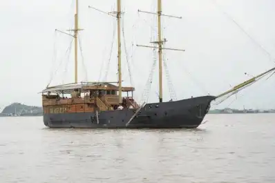Varado desde marzo y con el muelle bajo inspección: por qué se hundió el tradicional barco pirata Morgan en Guayaquil