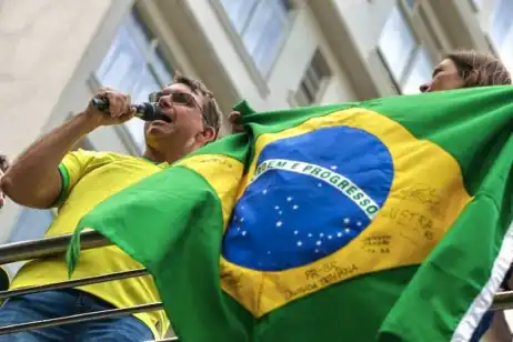 Flávio Bolsonaro llegó a Estados Unidos: por qué huyó de Brasil y qué busca con su estrategia política