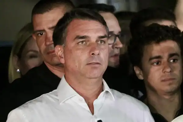 Flávio Bolsonaro habría huido de Brasil rumbo a Estados Unidos pese a la prohibición judicial