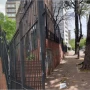 Conmoción en Quilmes: murió un bebé de 12 días tras ser golpeado por una palta que cayó de un árbol