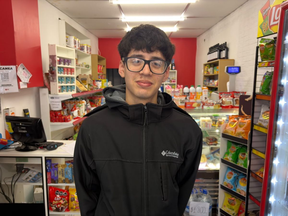 DESDE EL MOSTRADOR. Enzo Nahual Zurita, en el kiosco donde trabaja: “Los veo muy blanditos para ir a jugar”.