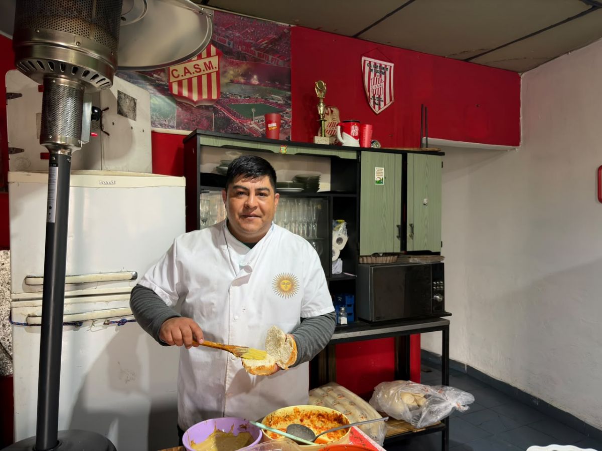 EN SU COCINA. Víctor Hugo Vázquez, dueño de “Punto Ciudadé”: “Es muy triste, muy triste, porque San Martín es grande”.