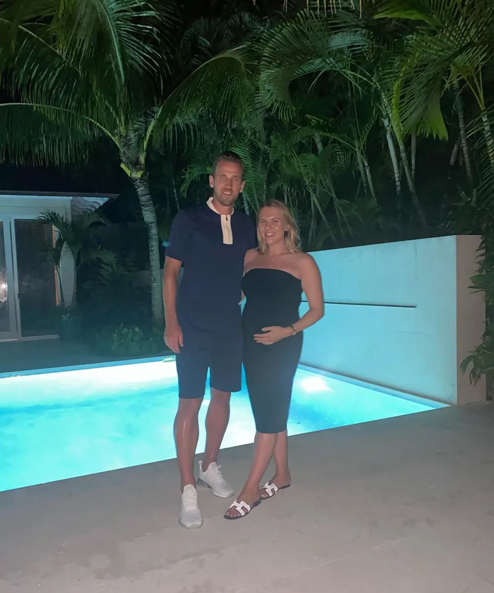 La pileta de la casa de Harry Kane está rodeada de palmeras y vegetación