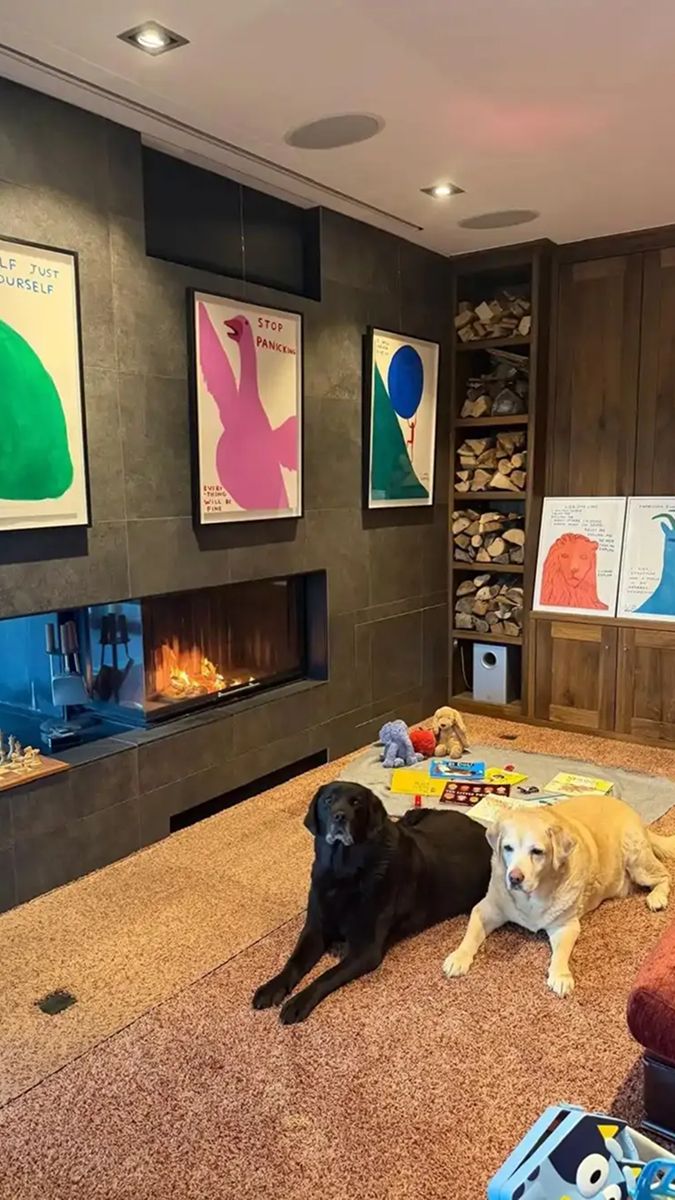 El salón de Harry Kane tiene una chimenea de diseño y muebles de madera