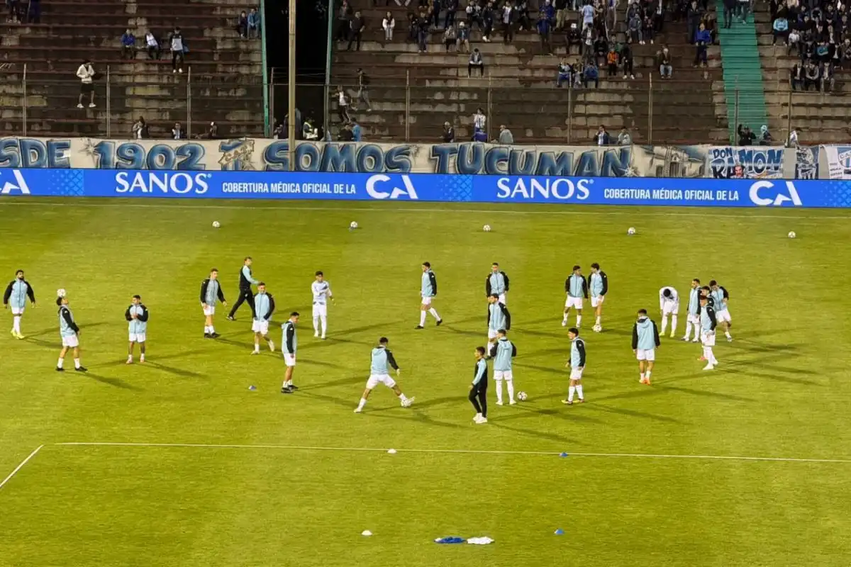 Atlético Tucumán ya realiza la entrada en calor en el césped del Martearena