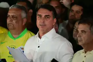 Flávio Bolsonaro dejó Brasil y pidió asilo en Estados Unidos