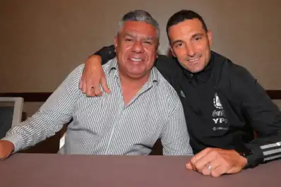 El mensaje de “Chiqui” Tapia a Scaloni tras la muerte de su mamá: “Todo un país te abraza”