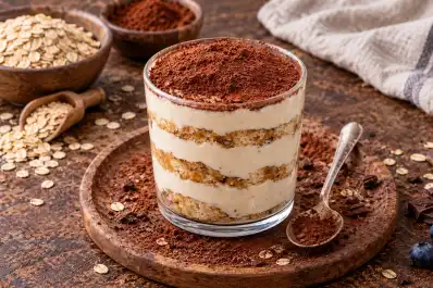 Tiramisú proteico y sin azúcar: la receta con avena y yogur que resuelve el postre en pocos minutos