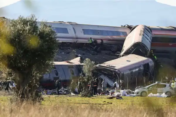 Qué falló antes del choque de trenes en España: investigan un posible error humano