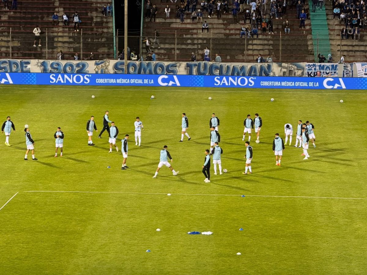 Los jugadores de Atlético Tucumán realizan la entrada en calor en Salta