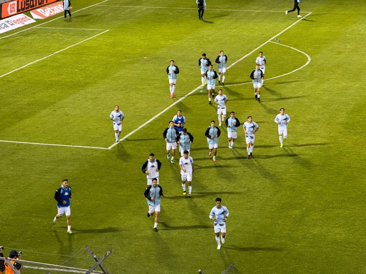 El plantel de Atlético Tucumán regresa al vestuario antes de enfrentar a Platense
